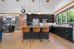 Réfrigérateur, four à micro-ondes, un four, surface de cuisson