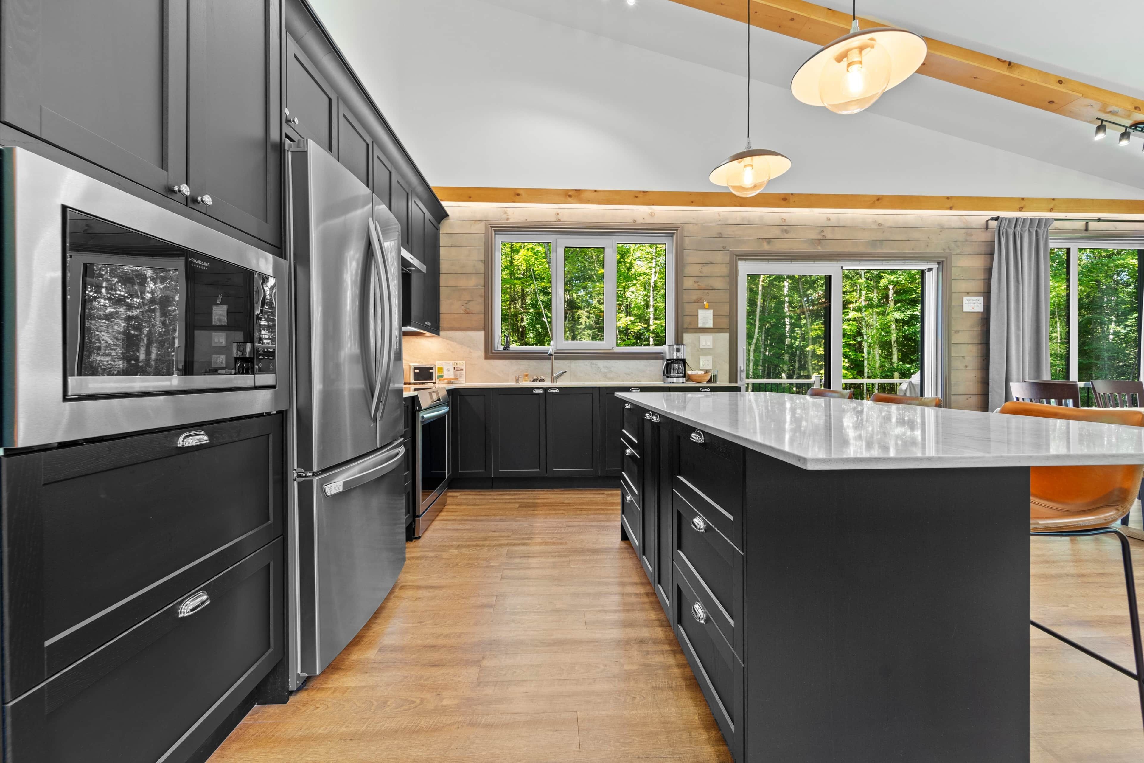 冷蔵庫、電子レンジ、オーブン、コンロ