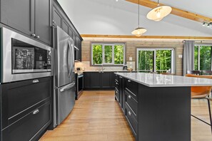 Réfrigérateur, four à micro-ondes, un four, surface de cuisson