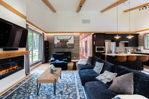 Smart-TV, Tischfußball, Bücher