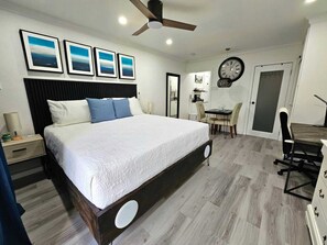 Zimmersafe, Schreibtisch, Bügeleisen/Bügelbrett, Reisekinderbett