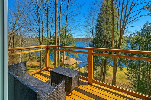 Chic Lakefront Summer Escape 
