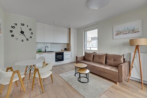 Comfort-Apartment, Balkon, Stadtblick | 1 Schlafzimmer, Bügeleisen/Bügelbrett, kostenloses WLAN