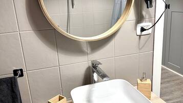 Haartrockner, HandtĂŒcher, Seife, Toilettenpapier