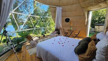1 bedroom, bed sheets