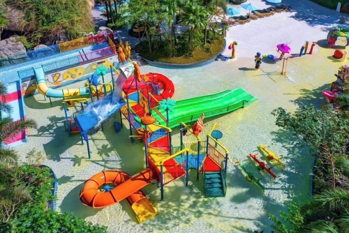 Un parc aquatique doté de divers toboggans et d’aires de jeux.