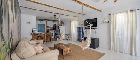 Fernseher, Bücher, Arbeitsbereiche