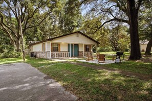 Exterior - Cozy hideaway w/fire pit & grill (Pensacola)