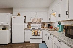 冰箱、微波炉、烤箱、炉灶