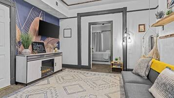 Een televisie, een open haard en een kantoor