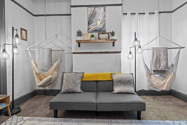 TV, fireplace, offices - Portside Kid Friendly Fast Wi-Fi Self Check in (Portsmouth)