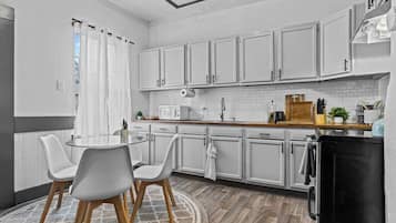 Een koelkast, een magnetron, een oven, een kookplaat