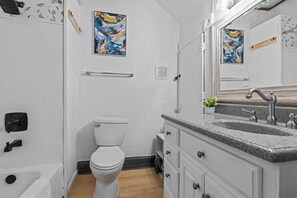 Shower, hair dryer, shampoo - Portside Kid Friendly Fast Wi-Fi Self Check in (Portsmouth)