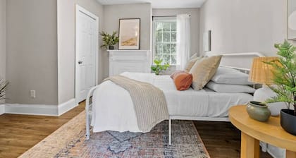 Shipside Suite~Modern~ Fast WI-FI~Cozy