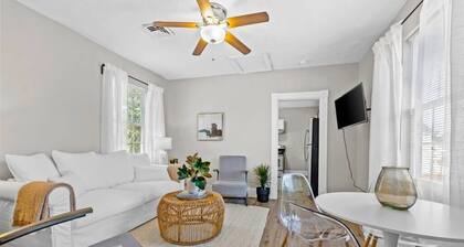 Shipside Suite~Modern~ Fast WI-FI~Cozy