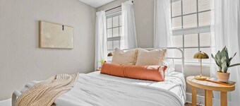 Shipside Suite~Modern~ Fast WI-FI~Cozy