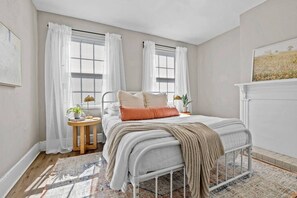 2 habitaciones, tabla de planchar con plancha, cuna de viaje y wifi 