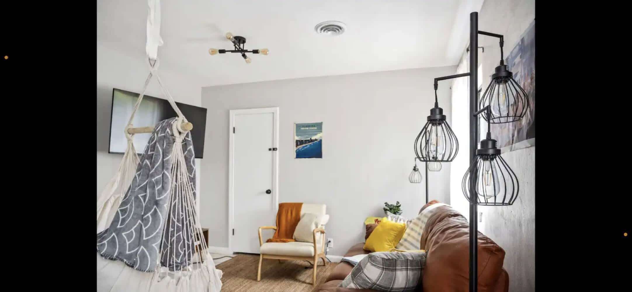 Een smart-tv, boeken en een kantoor