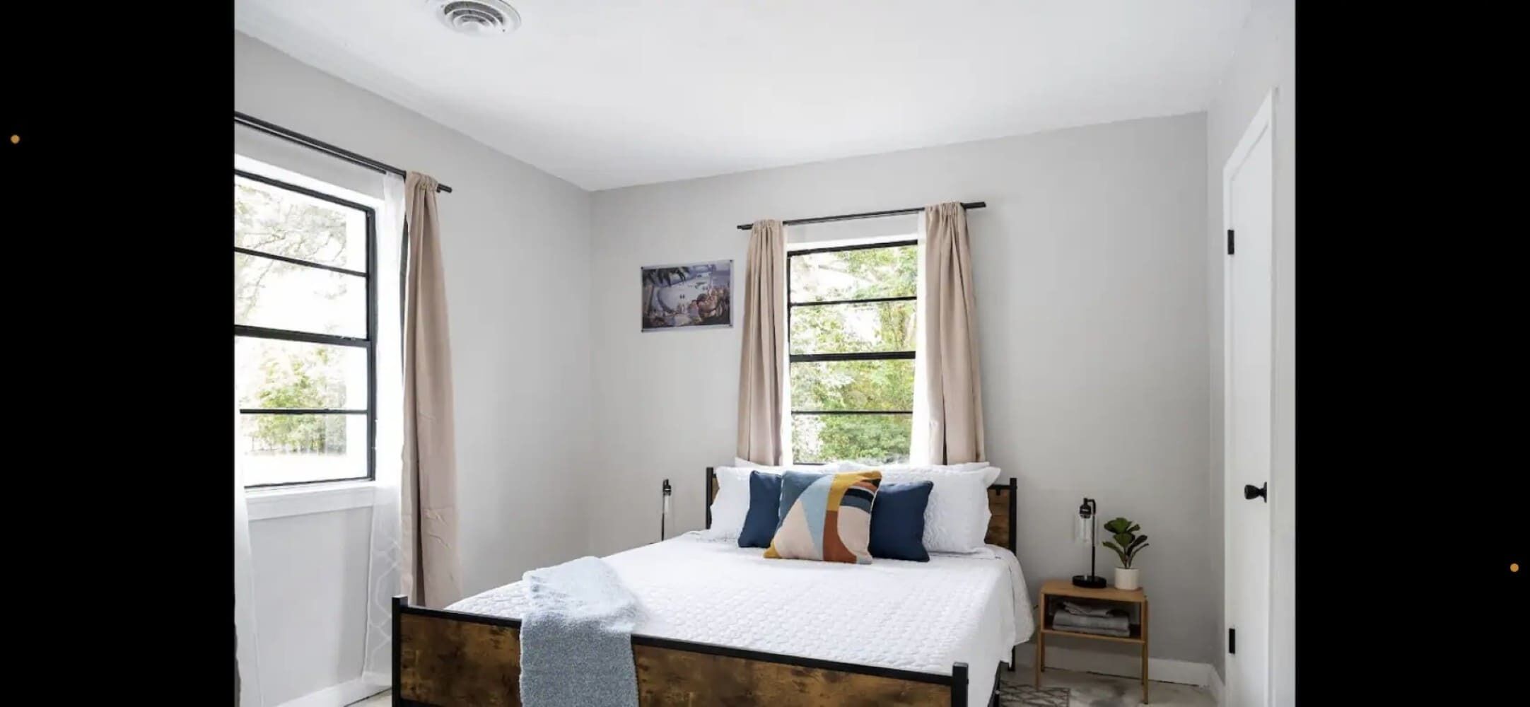 2 habitaciones, escritorio y tabla de planchar con plancha 