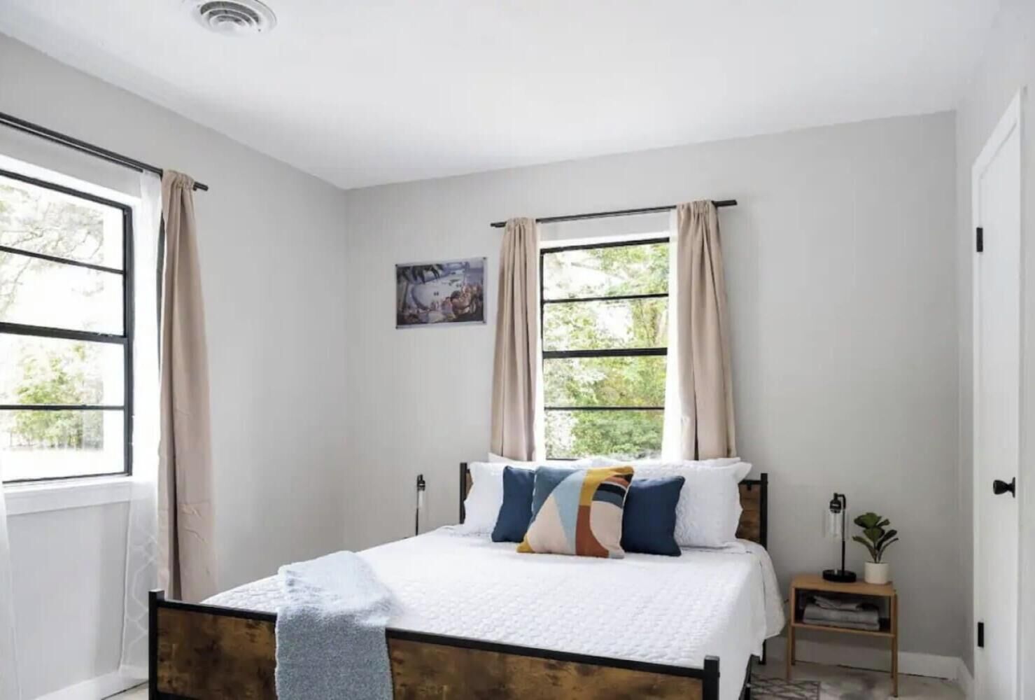 2 slaapkamers, een bureau, een strijkplank/strijkijzer, reisbedje