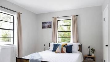 2 slaapkamers, een bureau, een strijkplank/strijkijzer, reisbedje