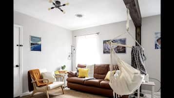 Een smart-tv, boeken en een kantoor