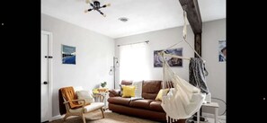 Smart TV, libros y oficina 