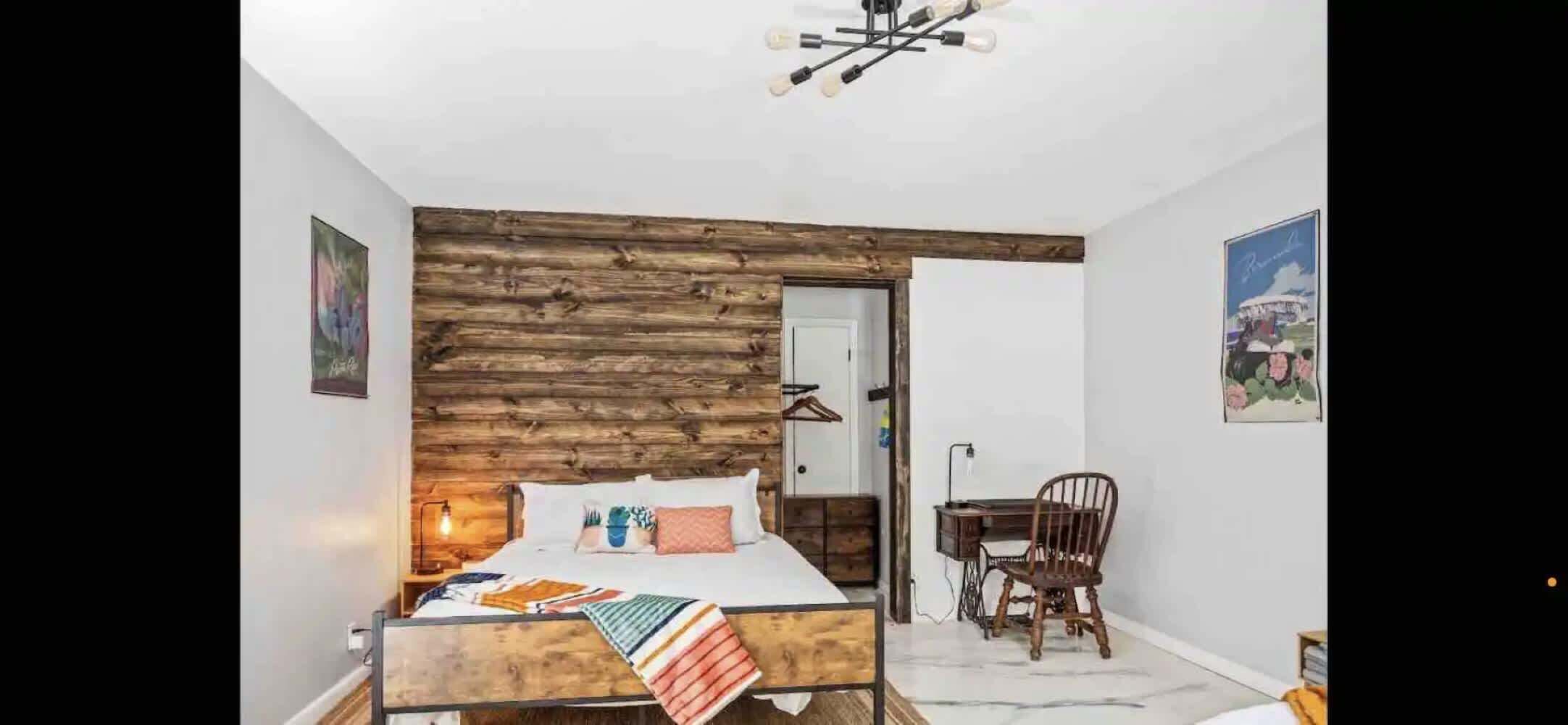 2 slaapkamers, een bureau, een strijkplank/strijkijzer, reisbedje