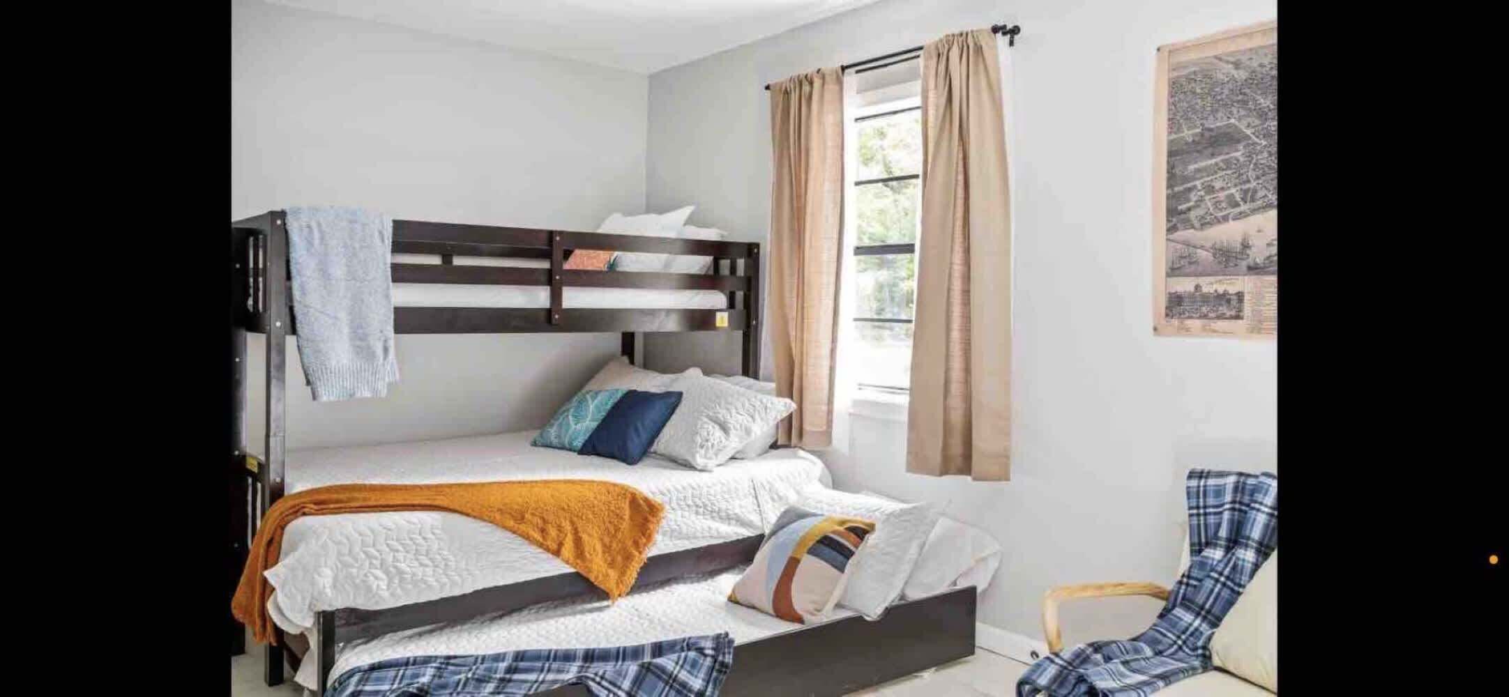 2 habitaciones, escritorio y tabla de planchar con plancha 