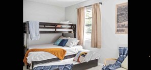 2 habitaciones, escritorio y tabla de planchar con plancha 