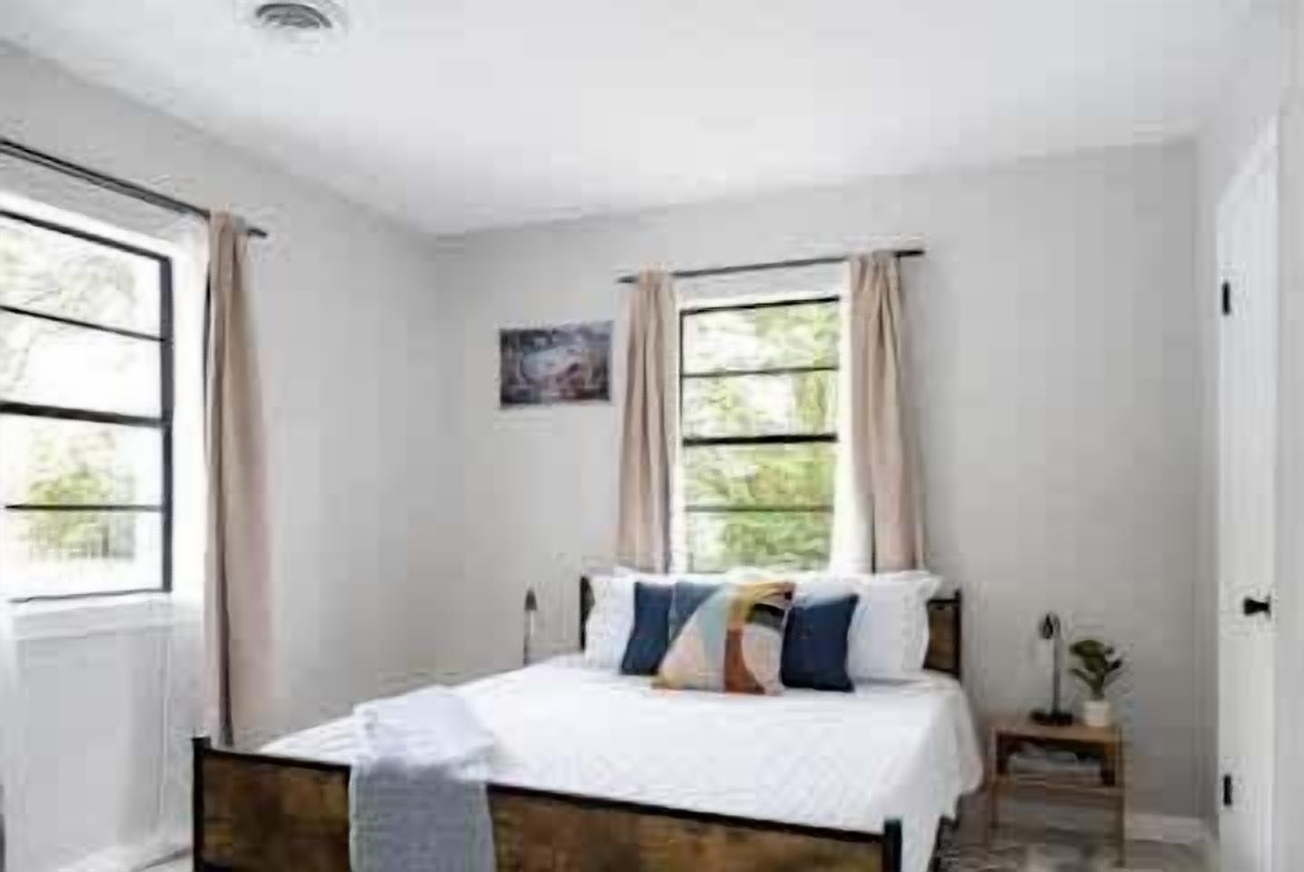 2 habitaciones, escritorio y tabla de planchar con plancha 