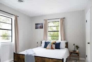 2 habitaciones, escritorio y tabla de planchar con plancha 