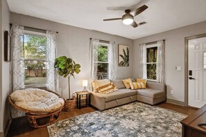 TV, offices - Pool House! Fire Pit~BBQ~ Family Friendly (Pensacola)