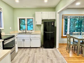 Fridge, microwave, oven, coffee/tea maker - Cayuga lake cottage with private lake access (Lansing)