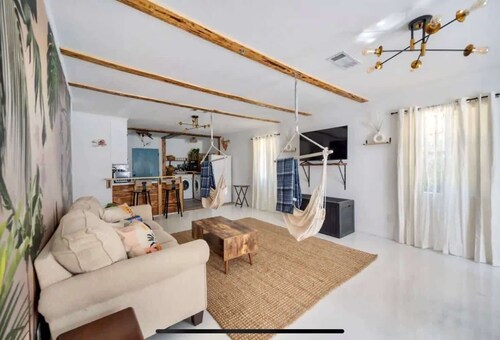 Duplexes & homes w/yard & patio