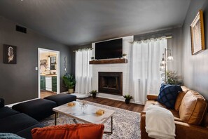 Tv, böcker och kontor