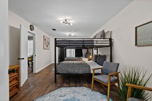 11 slaapkamers, een strijkplank/strijkijzer, reisbedje, wifi