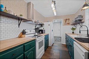 Fridge, stovetop, dishwasher