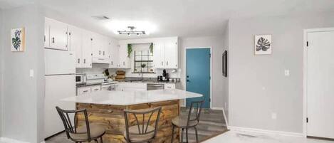 Fridge, stovetop, dishwasher