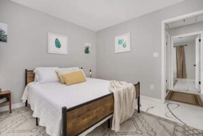 2 bedrooms, iron/ironing board, WiFi