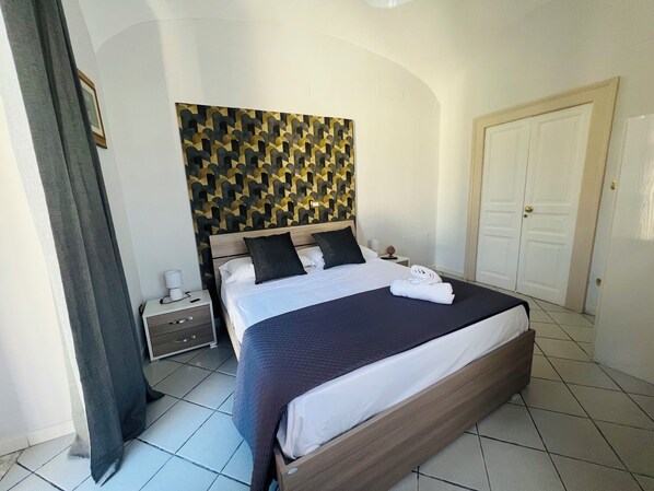 2 عدّة غرف نوم ومكواة/لوح كي وواي فاي وملاءات أسرّة