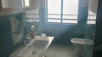 Douche, sĂšche-cheveux, bidet, serviettes fournies