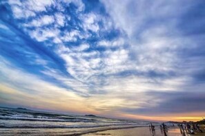 A beach with a clear sky and waves. - Kaiwei Hotel (Wanning High-speed Railway Station Branch) (Wanning)