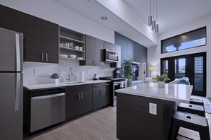 Frigorífico, microondas, horno y placa de cocina