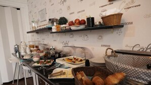A breakfast buffet with various food items and beverages on a counter. - Hotel Wurster Kroog (Bremerhaven)