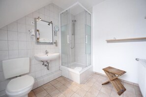 Doccia, asciugamani, sapone, shampoo