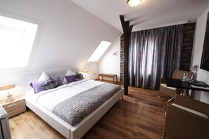 Una scrivania, postazione laptop, Wi-Fi gratuito