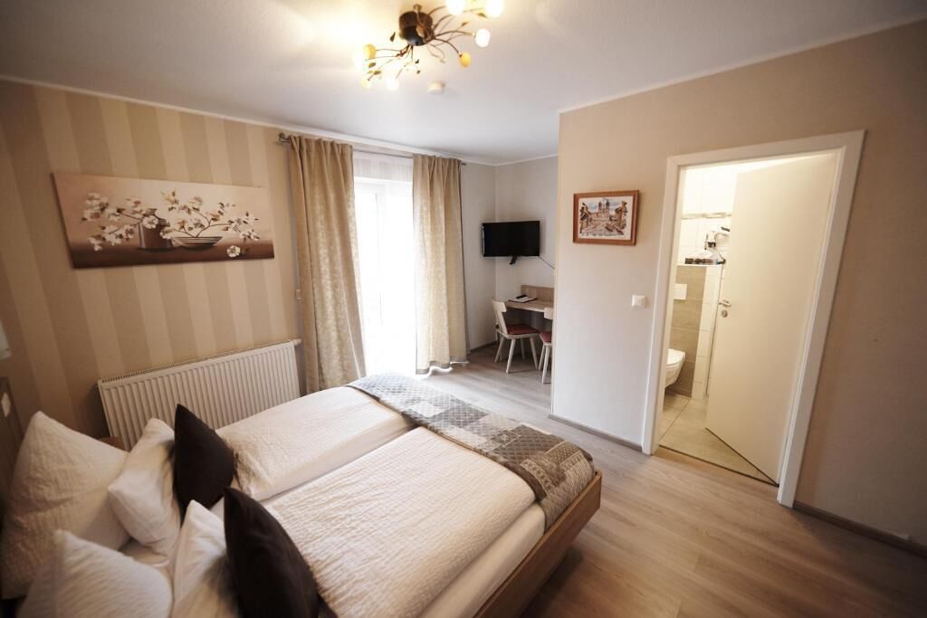 Schreibtisch, laptopgeeigneter Arbeitsplatz, kostenloses WLAN