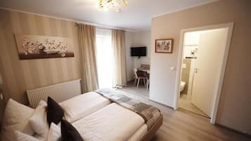 Schreibtisch, laptopgeeigneter Arbeitsplatz, kostenloses WLAN