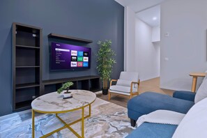 Una televisión, una oficina